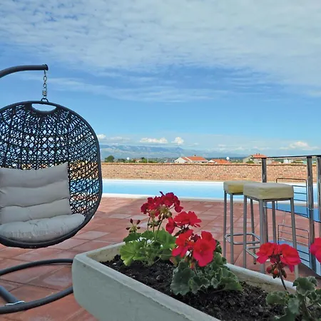 Lejlighed Lovely In With Swimming Pool Nin