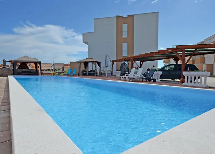 Lovely In With Swimming Pool Lejlighed