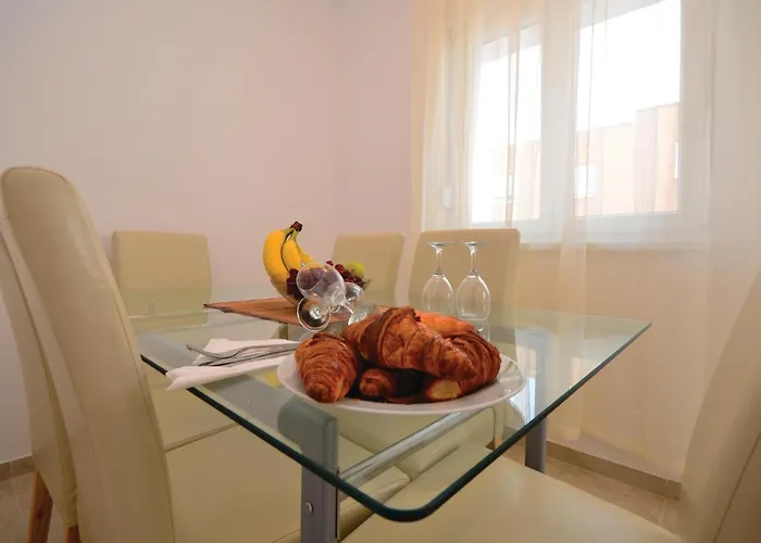 Daire Lovely In With Swimming Pool Nin