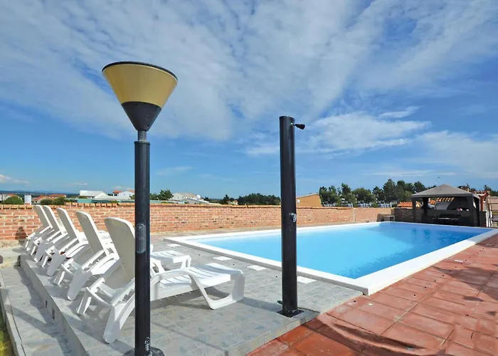 Апартаменты Lovely In With Swimming Pool Нин